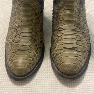 Men’s snakeskin size 10 cowboy boots.